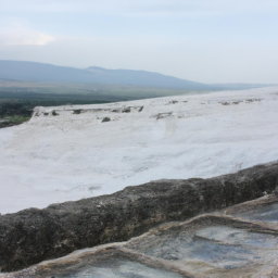 Pamukkale: Traverten terasları ve termal sularıyla ünlü Pamukkale