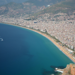 Alanya: Antalya'nın popüler tatil beldelerinden biri olan Alanya'nın plajları ve kaleleri